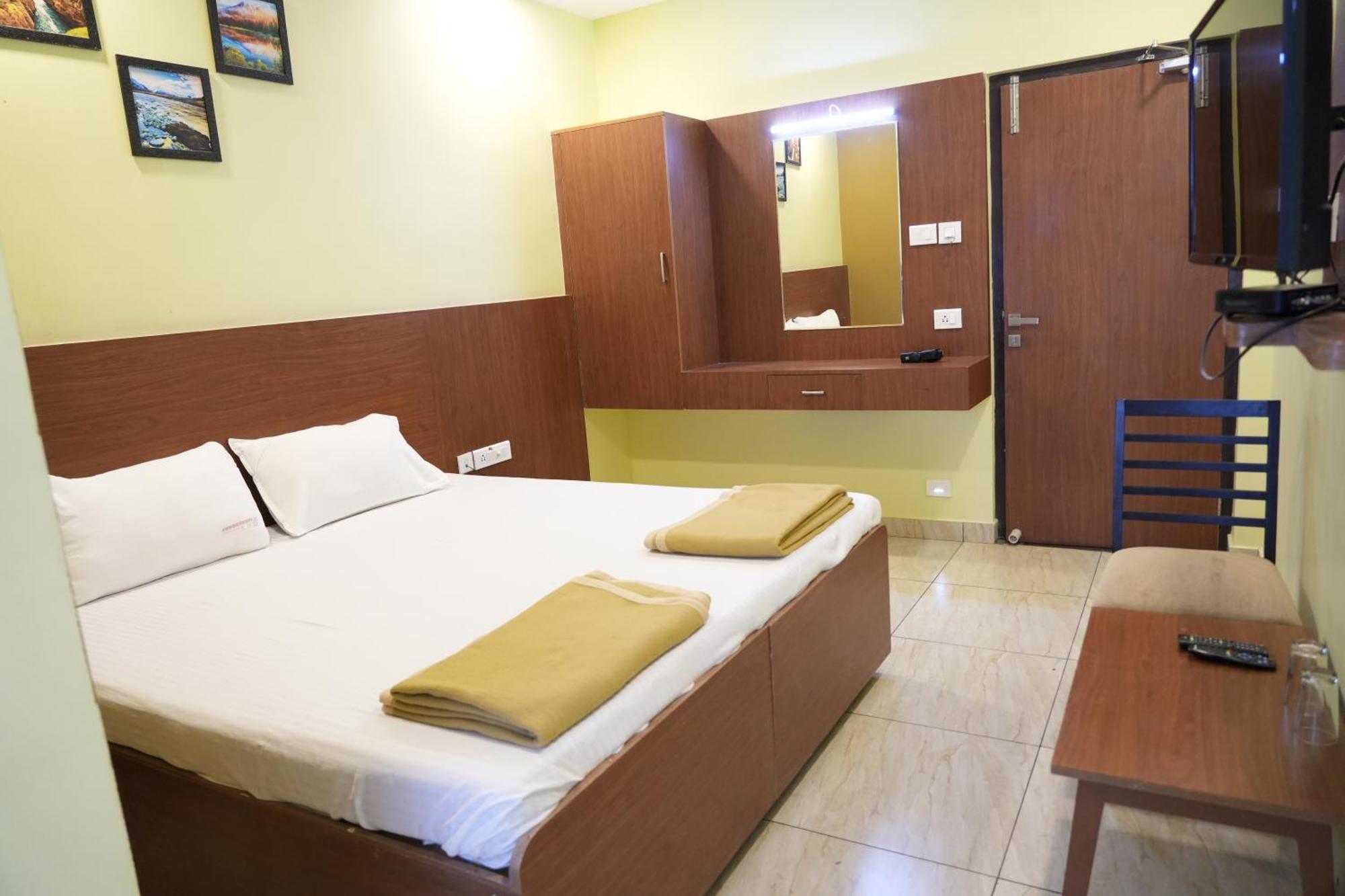 Sri Krishnan Residency Hotel Pollāchi Exterior foto